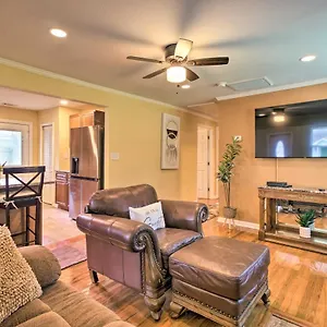 Updated Hideaway With Luxury Backyard! Holiday home Savannah